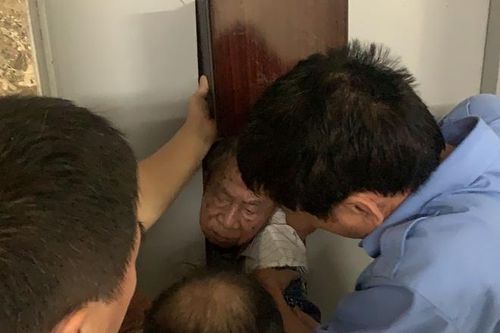 Cụ ông hơn 80 tuổi mắc kẹt trong thang máy
