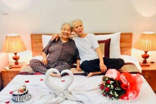 Dậy sóng chuyện tình cặp đôi U80 vẫn yêu như thủa đôi mươi