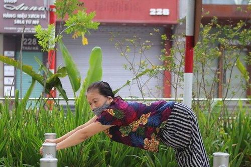 Người dân thích thú với phố đi bộ mới xanh mát tại Hà Nội giữa những ngày oi bức