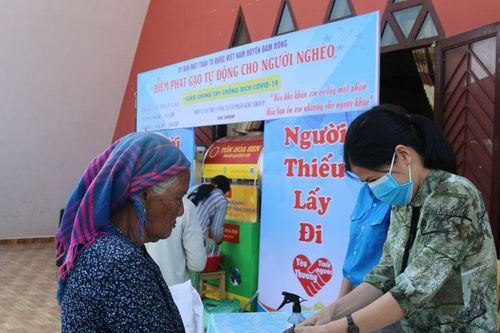 Đam Rông cấp 14 tấn gạo cho người bị ảnh hưởng bởi dịch Covid-19