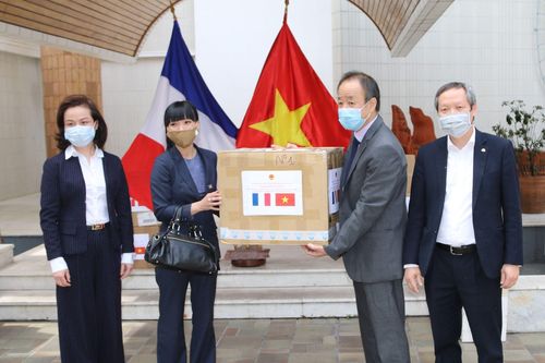 Đại sứ quán Việt Nam tại Pháp trao tặng khẩu trang cho nhân dân Pháp