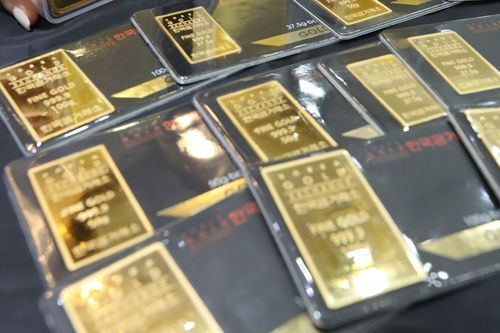 Giá vàng châu Á vẫn áp sát mức cao nhất trong hai tuần qua