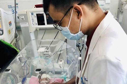 Cứu sống trẻ sinh non bị tắc ruột