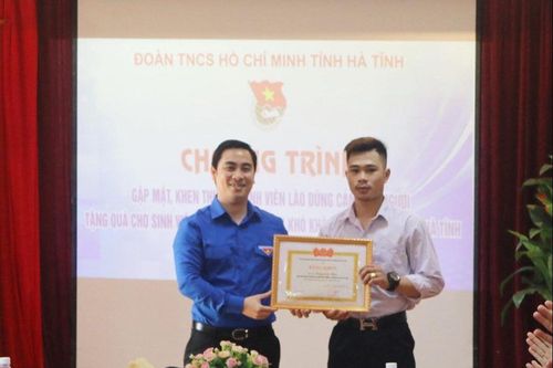 Trao tặng bằng khen cho sinh viên Lào cứu người rơi xuống cầu