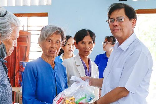 Trao 200 suất quà cho người dân khó khăn tại xã Ninh Quang