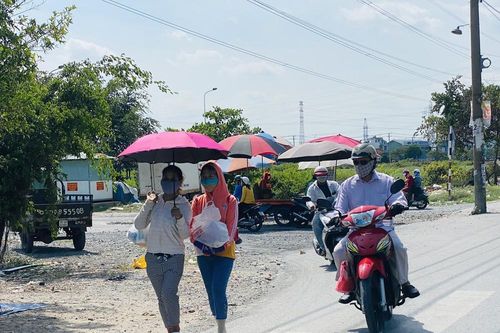 Người Sài Gòn ra phố che chắn kín mít chống chọi với nắng gắt tháng 5