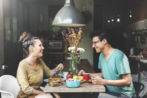 Crush rủ nhóm bạn đến 'ăn chùa' buổi hẹn hò, pha xử lý của anh chàng này gây tranh cãi