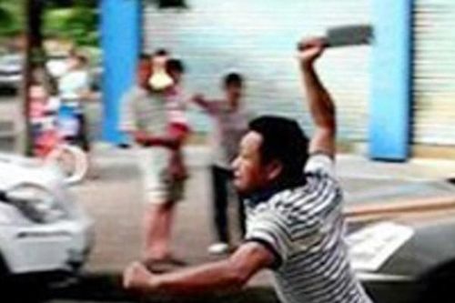 Mâu thuẫn tại nhà bạn gái xông vào bếp lấy dao chém đối phương