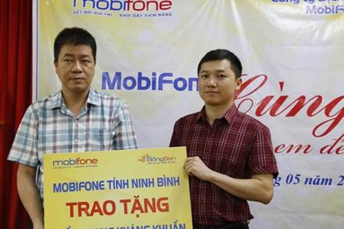 Mobifone Ninh Bình trao tặng trên 10 nghìn khẩu trang kháng khuẩn cho học sinh THPT