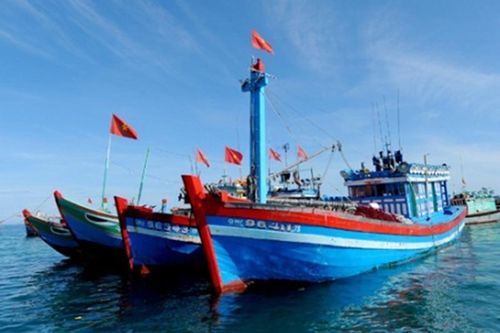 Động viên ngư dân bám biển