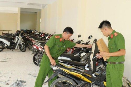 Bắt xe ô tô chở theo 60 xe máy không biển kiểm soát, bị đục số khung số máy