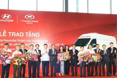 Trao tặng xe cứu thương cho các cơ sở y tế tuyến đầu chống dịch Covid - 19