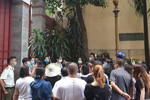 Mâu thuẫn học phí giữa phụ huynh và trường: Có nên đưa ra tòa?