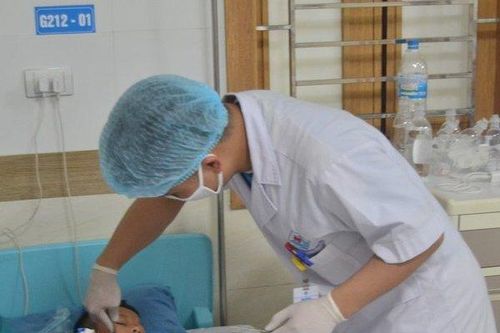 Phú Thọ: Bé trai 8 tuổi bị tôn cứa vào cổ khi đang đi xe đạp