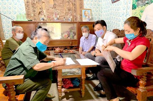 Niềm vui của người dân khi nhận tiền hỗ trợ
