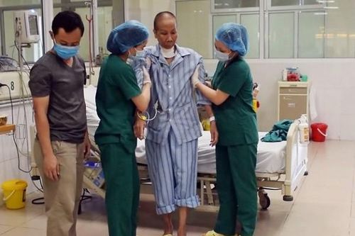 Bệnh nhân Covid-19 số 20 đã có thể tập đi, tìm được người thân của phi công người Anh