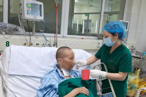 Bệnh nhân Covid-19 từng có 3 lần ngừng tim đã tự ăn được cơm