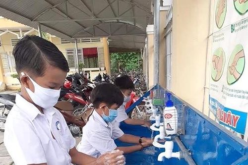 Giáo viên chủ động đón trẻ mầm non, mẫu giáo, học sinh tiểu học từ ngoài cổng