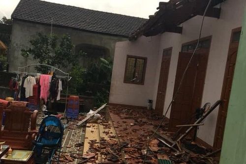 Nghệ An: Lốc xoáy khiến nhiều nhà dân bị tốc mái, cây cối gãy đổ