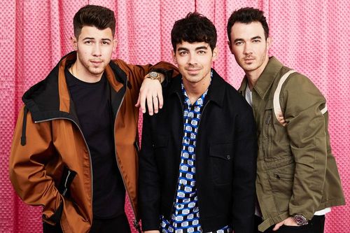 Bắt tay với Karol G, Jonas Brothers lộ rõ tham vọng tấn công thị trường nhạc Latin?