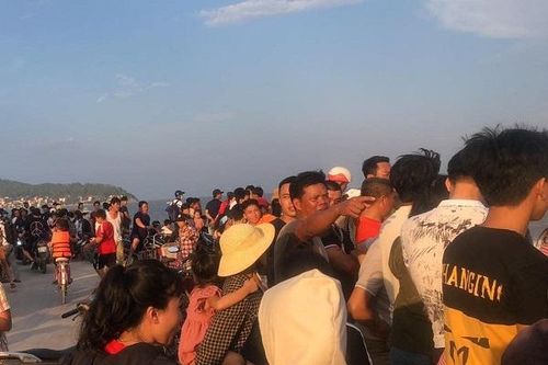 Nghệ An: Hàng trăm người tìm kiếm nam sinh lớp 8 bị sóng cuốn mất tích khi đi tắm biển