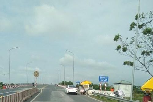 Ngang nhiên bán hàng ở đầu cầu Vĩnh Thịnh