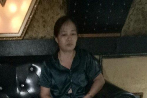 Người phụ nữ đang bán ma túy cho con nghiện, bất ngờ bị công an ập vào bắt quả tang