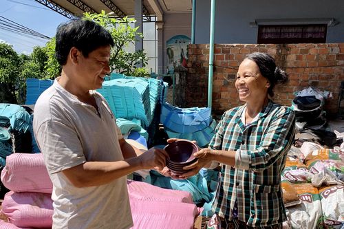 Công ty Vật tư cao su Huy Hùng chia sẻ khó khăn với nông dân