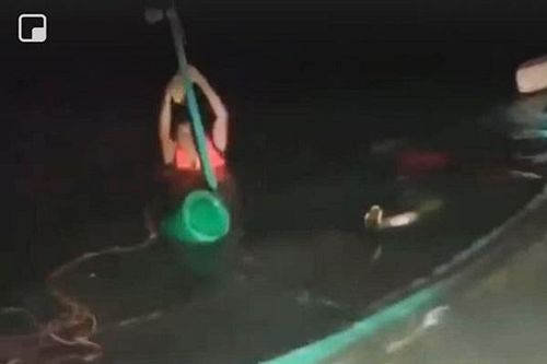 Hà Tĩnh: Cứu sống nhiều ngư dân trong đêm dông, lốc