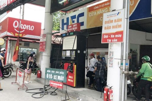 Sợ bị kiểm tra, người dân đổ xô đi mua bảo hiểm xe máy