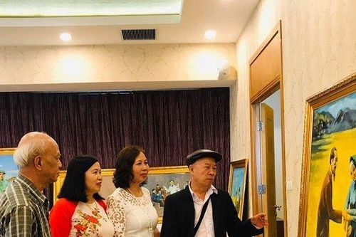Người họa sĩ với niềm đam mê vẽ chân dung Bác Hồ