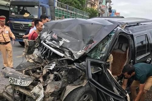 Nam Định: Ô tô 7 chỗ đấu đầu xe tải 3 người bị thương