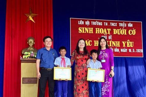 Tặng giấy khen cho hai học sinh dũng cảm cứu bạn