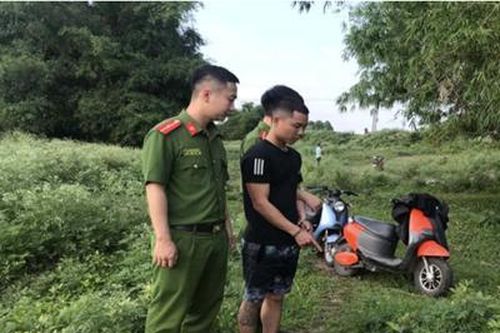 Bịt mặt, dùng dao chọc tiết lợn cướp tiền, vàng giữa ban ngày