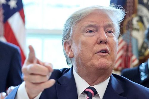 Tổng thống Trump bênh vực việc mình dùng thuốc sốt rét ngừa Covid-19