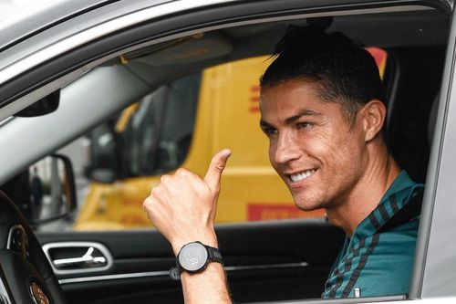 Ronaldo tươi rói đến sân tập Juventus sau 72 ngày 'trốn' Covid-19