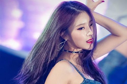 Vẻ đẹp của idol Hàn bị đàn em ví 'trông như chiếc đũa'