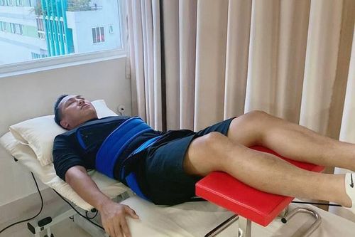 Châu Khải Phong bị ngã, chấn thương dây chằng lưng