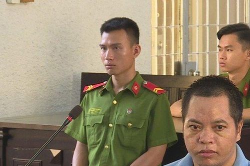 Con trai chém mẹ 82 tuổi gục tại chỗ vì nói một mình lĩnh án tù