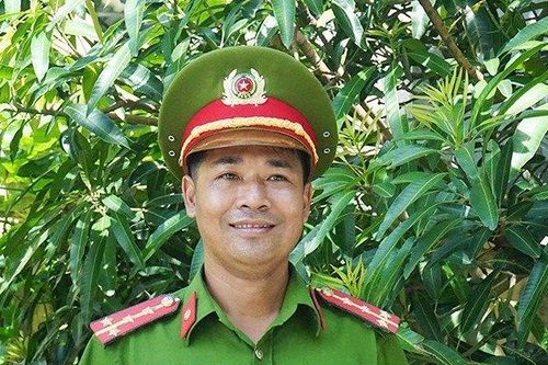 Cảm động đại úy công an cứu người đuối nước