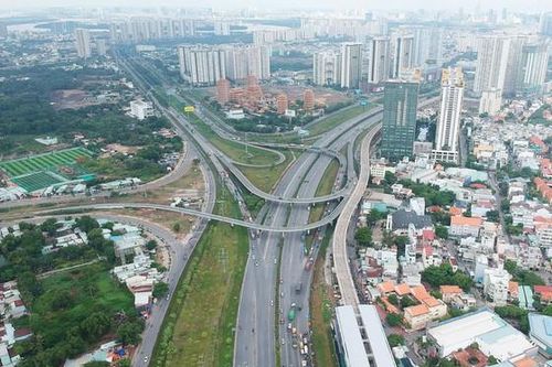 Phát triển mạnh hạ tầng giao thông phía Đông