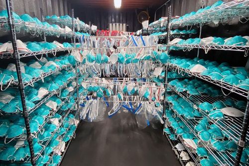 Mỹ thiệt hại nặng nề vì mua sắm máy khử khuẩn khẩu trang