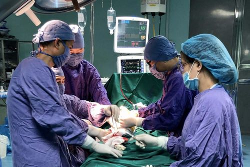 Bé trai 3 tuổi hồi phục kỳ diệu sau khi bị gãy xương đùi do cột bê tông đè vào chân