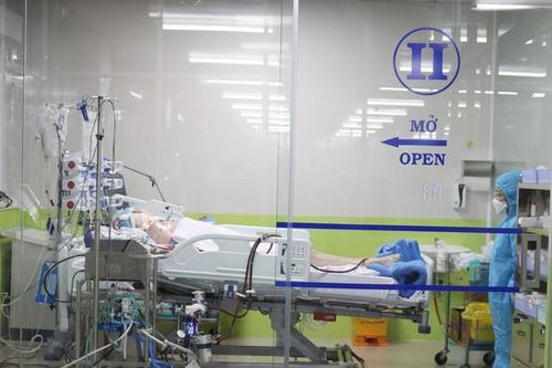 Sức khỏe phi công người Anh mắc COVID-19 sau khi chuyển viện