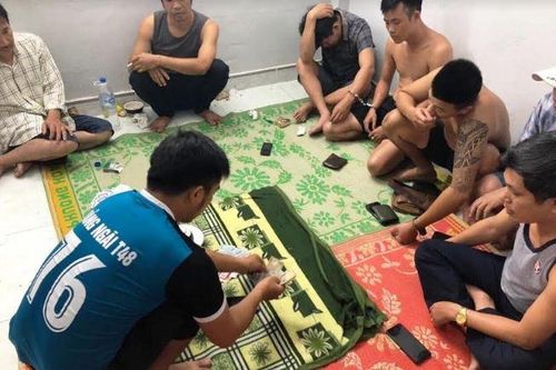 Nhiều cán bộ tham gia đánh xóc đĩa bị bắt quả tang