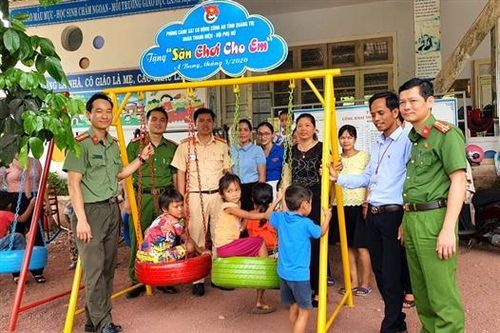 Đoàn Thanh niên Công an tỉnh Quảng Trị hoạt động tình nguyện tại xã A Bung, huyện Đakrông.