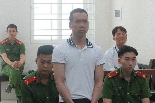 14 năm tù cho gã chồng cuồng loạn trong cơn ghen, chém trọng thương cả vợ và con