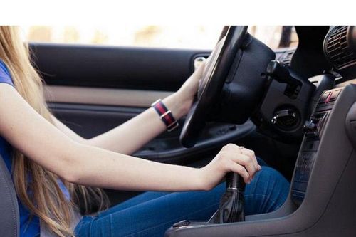 Lái xe số sàn như thế nào để không bị giật