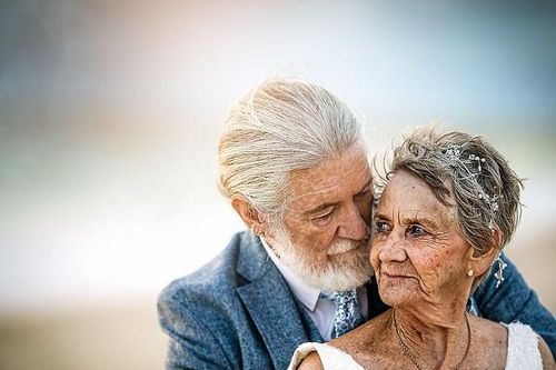 Bộ ảnh kỷ niệm 57 năm ngày cưới minh chứng cổ tích giữa đời thường