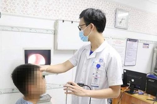 Vắt chui vào mũi người đàn ông hay bắt ếch